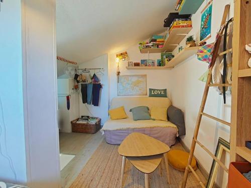 Cette petite chambre comprend un lit et une échelle. dans l'établissement Appartement STUDIO MEZZANINE 4 couchages LA LONDE LES MAURES LAL220-093, à La Londe-les-Maures