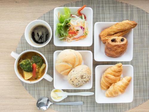 ホテルの敷地内または近くでの食事または食べ物