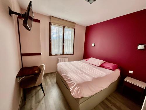 una camera da letto rossa con un letto e una sedia di Chambres tout confort du Tilleul a Bosc-Bénard-Commin