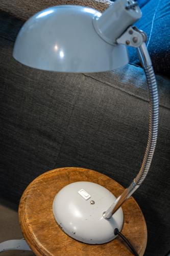 une souris d'ordinateur blanche assise sur une table à côté d'une lampe dans l'établissement Le 40, à LʼIsle-sur-la-Sorgue