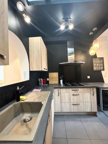 Il comprend une cuisine équipée d'un évier et d'une cuisinière. dans l'établissement Apartment near the Gare du Sud, à Nice