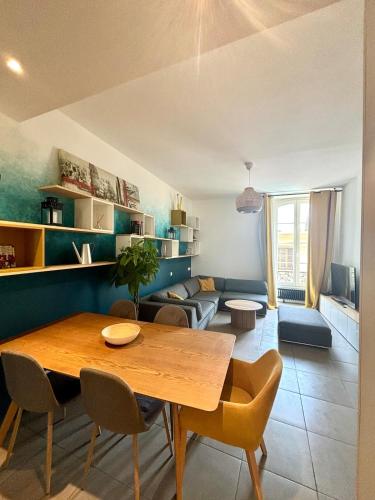un salon avec une table et un canapé dans l'établissement Apartment near the Gare du Sud, à Nice