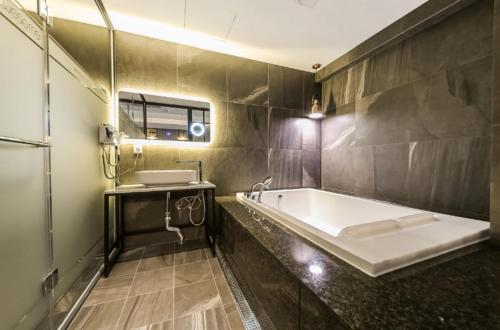 Ένα μπάνιο στο Awesome Boutique Hotel
