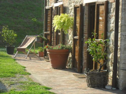 a patio with potted plants on the side of a building at Agriturismo Podere Campaini in Volterra
