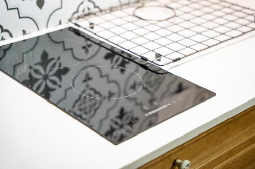 a mirror on top of a drawer in a bathroom at Apartamenty Galeria Trunków in Białowieża