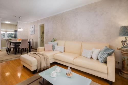 CECILIA Holiday Apartment, Private Parking Included