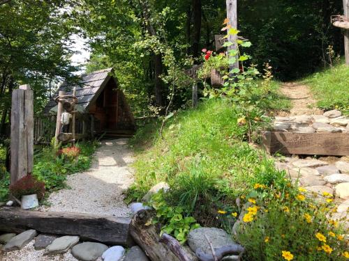 Glamping Savinjaにある庭