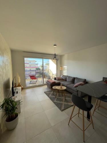 un salon avec un canapé et une table dans l'établissement Appartement 2P Cros de Cagnes à 2 pas de la mer, à Cagnes-sur-Mer