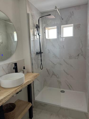 une salle de bain avec douche et lavabo dans l'établissement Studio cosy avec terrasse à deux pas de la gare, à Amiens
