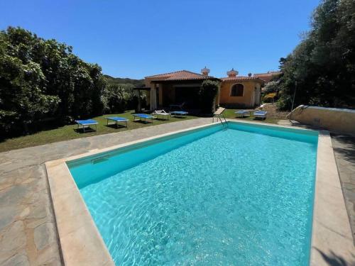 a swimming pool in front of a house at Villa Di Canio Piscina privata WiFi & Netflix in Cuile Pazzoni