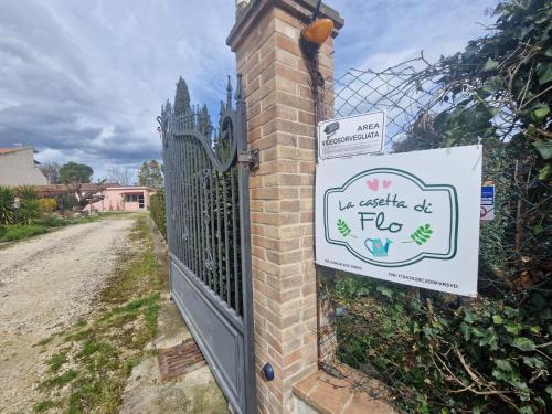 a gate with a sign that says no vegetables do flu at La casetta di Flo in Montecosaro