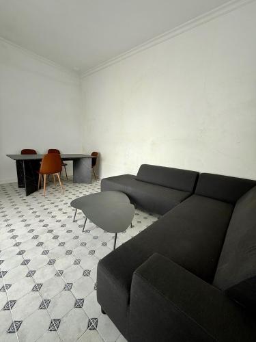 a living room with a couch and a table at Villa Palacio con Piscina Privada in Puerto Real