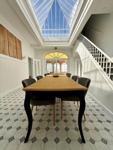 a large dining room with a wooden table and chairs at Villa Palacio con Piscina Privada in Puerto Real