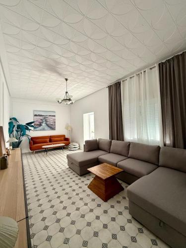 a living room with a couch and a table at Villa Palacio con Piscina Privada in Puerto Real