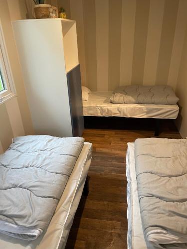 - 2 lits dans une petite chambre dans l'établissement Chez Philippe et Sylvie - 2 bungalows pour 5 proche Europa-Park, à Boofzheim