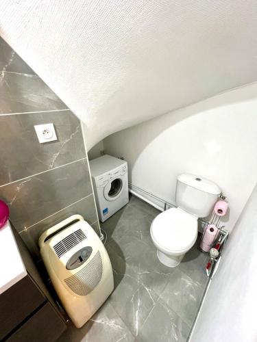 La petite salle de bains est pourvue de toilettes et d'un four micro-ondes. dans l'établissement Magnifique 2P à IGNY proche Saclay, Massy, Versailles, Paris, à Igny