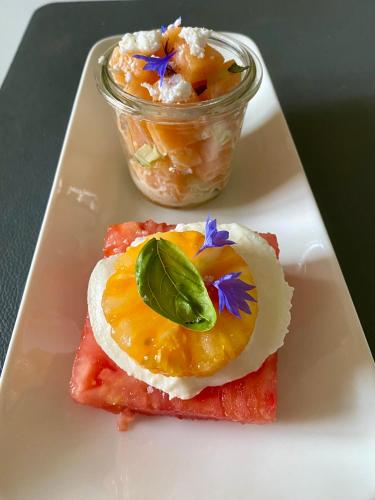 une plaque avec un œuf au-dessus d'un morceau de nourriture dans l'établissement Chambres tout confort du Tilleul, à Bosc-Bénard-Commin