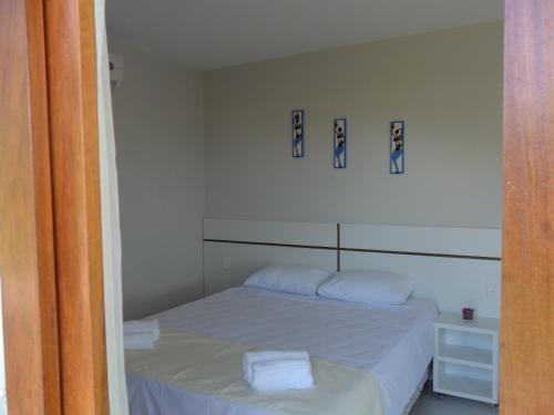 a small bedroom with a bed with two pillows at Bora Bora Temporada in Gamboa
