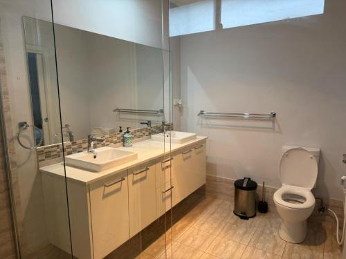 Un baño de Modern Luxury with Nature