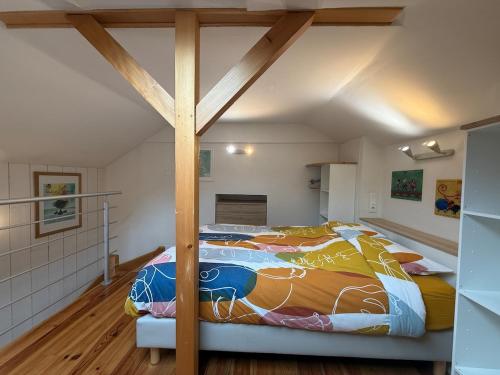 une chambre avec un lit dans une pièce dans l'établissement Escale Belfortaine - Dépendance au calme, à Belfort