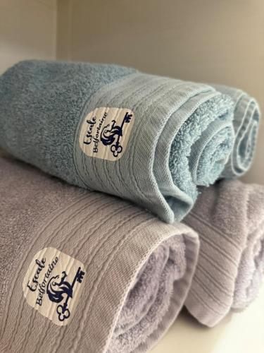 une pile de serviettes assises l'une sur l'autre dans l'établissement Escale Belfortaine - Dépendance au calme, à Belfort