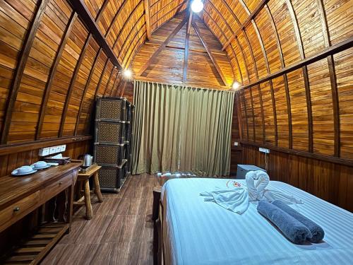 Ένα ή περισσότερα κρεβάτια σε δωμάτιο στο Ringsun Homestay Uluwatu