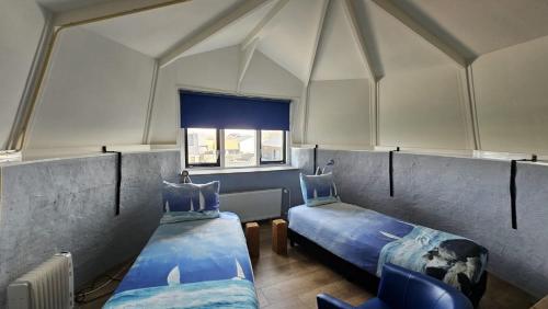 a room with two beds in a tent at De goede verwachting in Kamperland