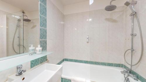 Ένα μπάνιο στο 70 m² Strasbourg Appart city center