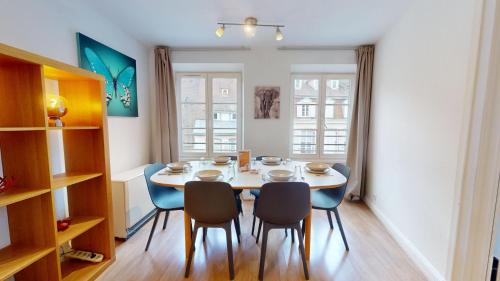 une salle à manger avec une table et des chaises dans l'établissement 70 m² Strasbourg Appart city center, à Strasbourg