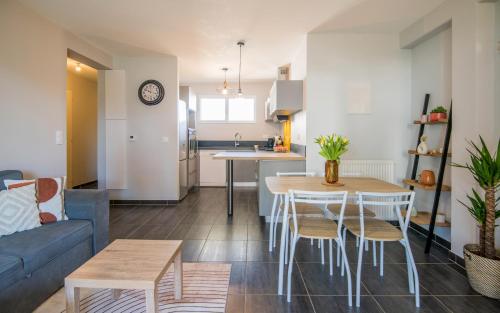 Il comprend un salon et une cuisine avec une table et des chaises. dans l'établissement Le petit Olemps, à Olemps