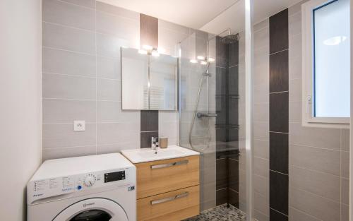 La salle de bains est pourvue d'un lave-linge et d'une douche. dans l'établissement Le petit Olemps, à Olemps