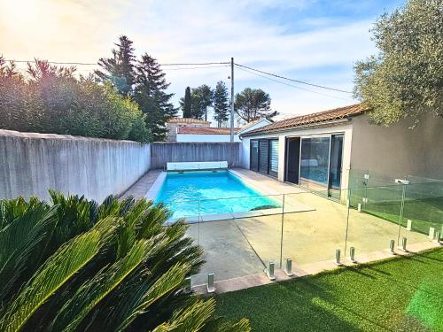 une piscine dans l'arrière-cour d'une maison dans l'établissement Villa Ephemera avec piscine privée, à Avignon