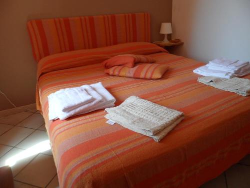 a bed with towels and towels on top of it at SiciliaGranitola in Mazara del Vallo