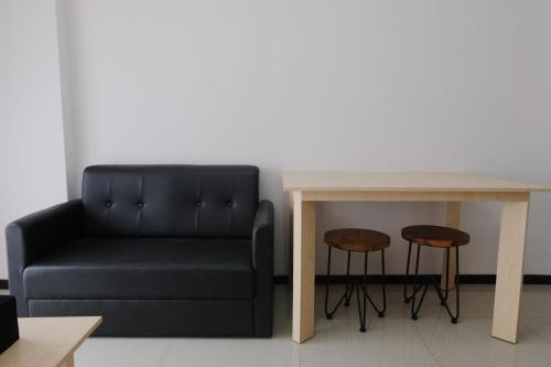 Ein Sitzbereich in der Unterkunft Cozy and Strategic 2BR Apartment at Gateway Pasteur By Travelio