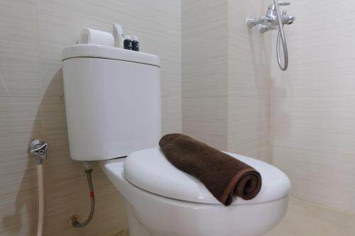 ein Bad mit einem WC und einem Handtuch darauf in der Unterkunft Cozy and Strategic 2BR Apartment at Gateway Pasteur By Travelio in Bandung