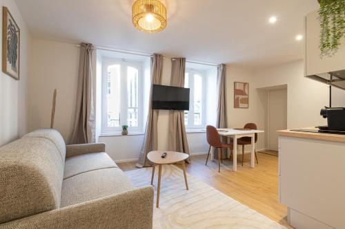 un salon avec un canapé et une table dans l'établissement Ile Bailleron - T2 - centre-ville, à Vannes