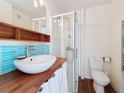 une salle de bain avec un lavabo blanc et des toilettes dans l'établissement Appartement de plain pied Le Racou Mar 24, à Argelès-sur-Mer