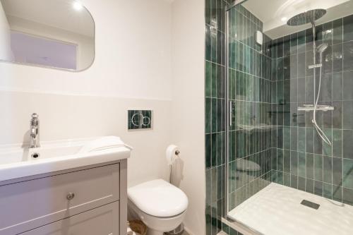 une salle de bain avec une douche, des toilettes et un lavabo dans l'établissement Belle île en mer - centre-ville - T2 - Wifi, à Vannes