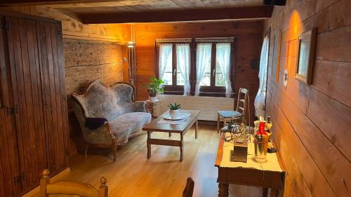 Ein Sitzbereich in der Unterkunft Chalet Piumogna