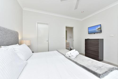 Ένα ή περισσότερα κρεβάτια σε δωμάτιο στο Ahoy Villa at Caves Beach Villas