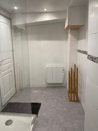 La salle de bains est pourvue d'un urinoir et de toilettes. dans l'établissement BEAU studio dans l hyper centre, à Strasbourg