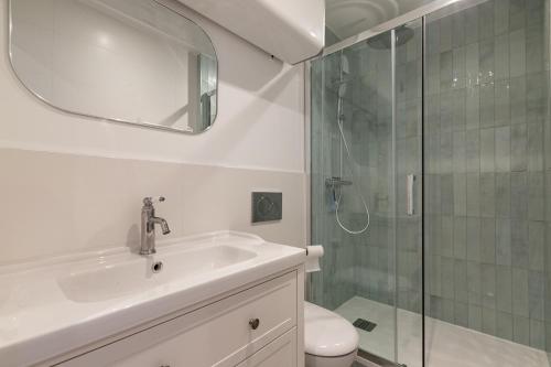 une salle de bain avec un lavabo et une douche en verre dans l'établissement Ile d'arz - studio - centre-ville, à Vannes