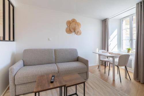 un salon avec un canapé et une table dans l'établissement Ile d'arz - studio - centre-ville, à Vannes