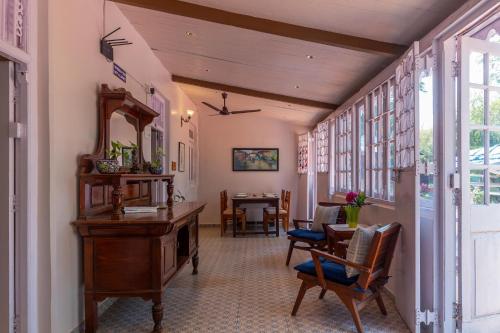 Camera con scrivania e tavolo con sedie. di IL Palazzo Villas a Panchgani