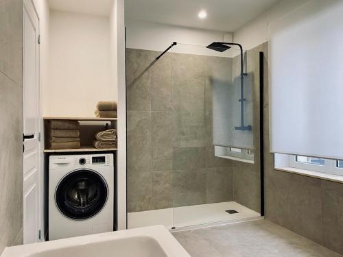 une salle de bain avec une machine à laver et un lavabo dans l'établissement Spacious apartment near Disneyland & GDC, à Annet-sur-Marne