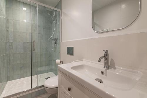 une salle de bain avec un lavabo, une douche et des toilettes dans l'établissement Île aux moines - T2 - centre ville - wifi, à Vannes