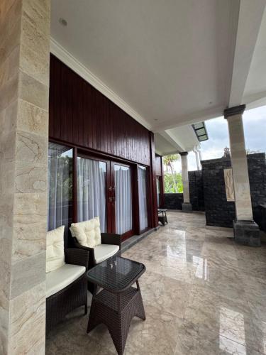 a living room with a couch and a table at Murni’s House in Lovina