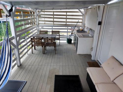 a balcony with a table and chairs and a kitchen at Casa Bonita pachino Tiny House in Pachino