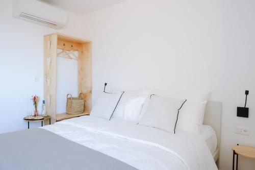 a white bed with white pillows in a bedroom at Bed & Breakfast alle Cantine in Salorino