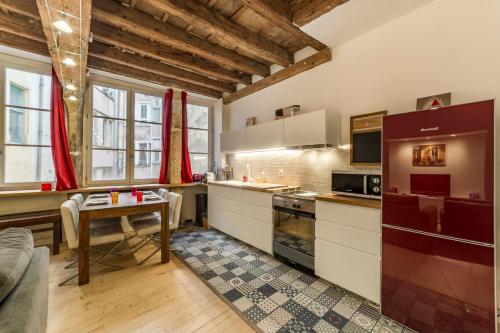 une cuisine avec une table et un comptoir dans l'établissement Appartement 2 Chambres au Cœur du Vieux Lyon AIL, à Lyon